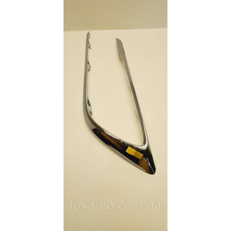 Рамка хром правая переднего бампера Toyota auris II  52125-02170