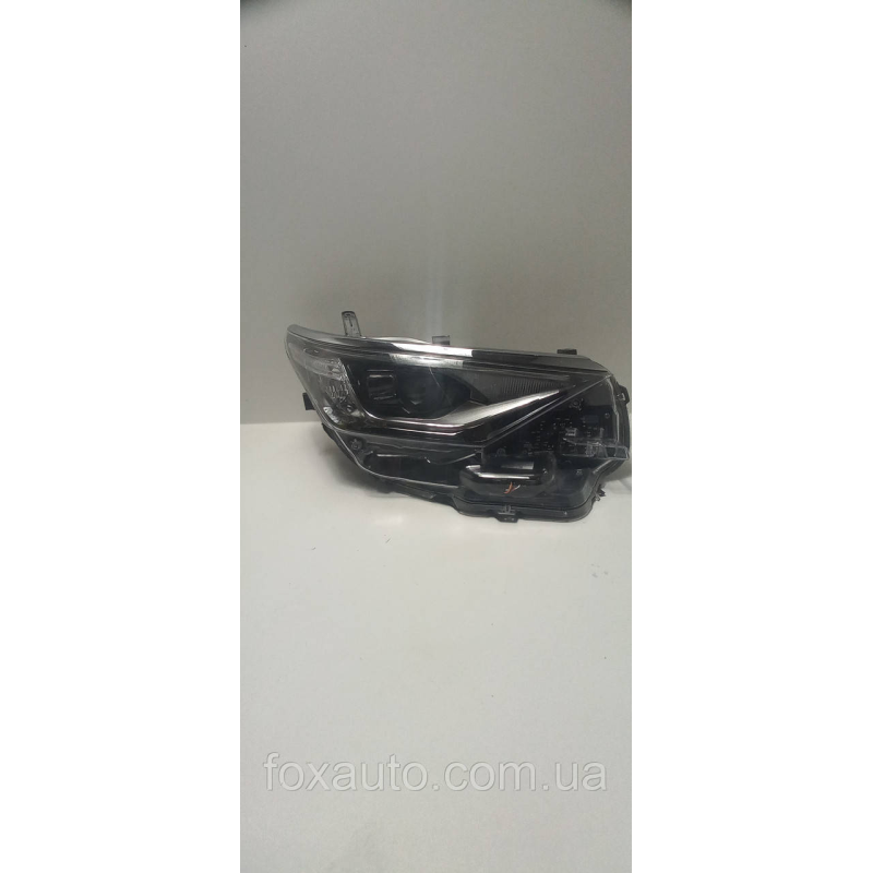 Фара правая оригинал Европа Toyota auris ii 2017 81110-02k60