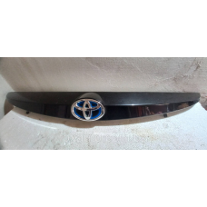 Накладка  багажника Toyota Auris 76811-02790 оригинал